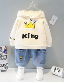 ⁦طقم ولادي ملكي مكون من هودي بنمط King وبنطلون جينز للأولاد الأنيقين.⁩ - الصورة ⁦2⁩
