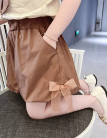 ⁦طقم بناتي مكون من شميز بدون أكمام مكشكش من الجوانب وشورت للفتيات الأنيقات.⁩ - الصورة ⁦7⁩