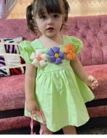⁦فستان أنيق بأكمام قصيرة ومنفوخة مزين بثلاثة ورد بتصميم أنيق⁩ - الصورة ⁦6⁩