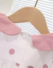 ⁦طقم بناتي راقي مكون من بلوزة بأكمام قصيرة وياقة دائرية وشورت.⁩ - الصورة ⁦4⁩