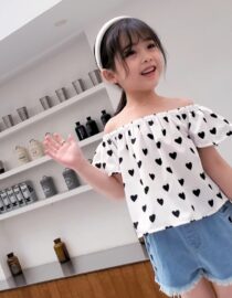 ⁦طقم بناتي يتكون من بلوزة بأكمام قصيرة وشورت جينز بتصميم حديث وجذاب للفتيات الصغيرات⁩ - الصورة ⁦6⁩