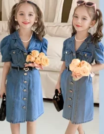 ⁦فستان جينز بأكمام قصيرة مع حزام جلد للخصر للفتيات الصغيرات⁩ - الصورة ⁦2⁩
