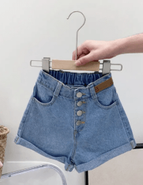 ⁦طقم بناتي بيتصميم أنيق وجذاب مكون من بلوزة بدون أكمام وقميص مخطط وشورت⁩ - الصورة ⁦6⁩