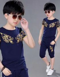 ⁦طقم ولادي من قطعتين تي شيرت النسر مع شورت شكل هندسي⁩ - الصورة ⁦3⁩