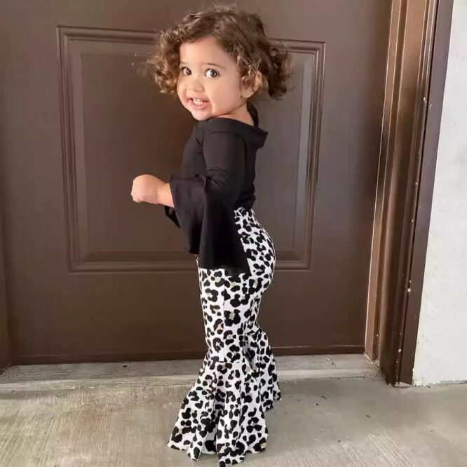 ⁦طقم بناتي فاخر وجذاب للفتيات الانيقات مكون من قطعتين⁩ - الصورة ⁦2⁩