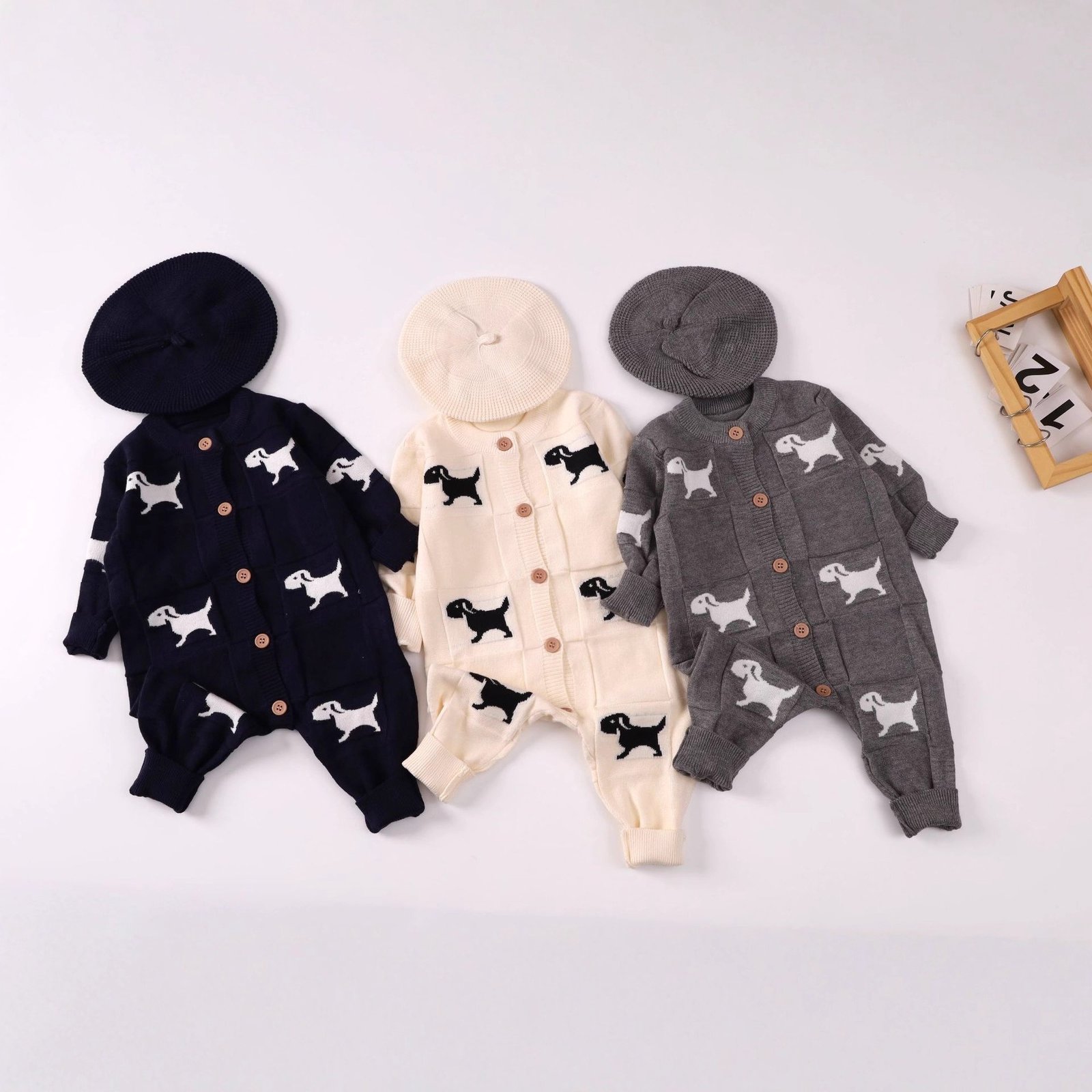 أفرول ولادي محبوك مع قبعة بنمط أنيق وجذاب - الصورة 2