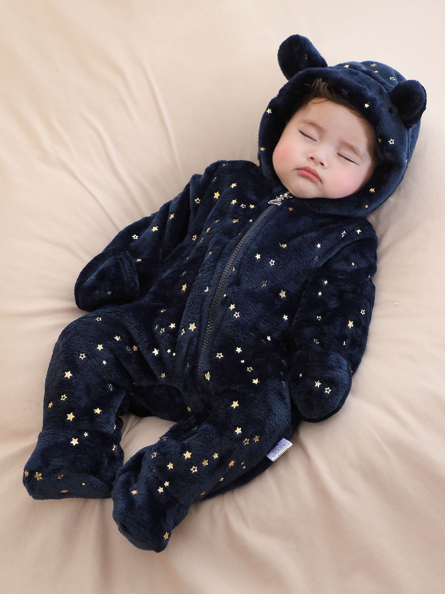 أفرول شتوي مغلق من القدمين مع قبعة بنمط النجوم - الصورة 3