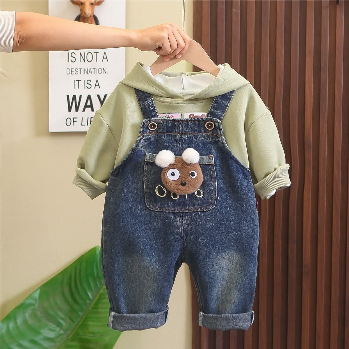 طقم ولادي أنيق مكون من بلوفر وشيال جينز - الصورة 2