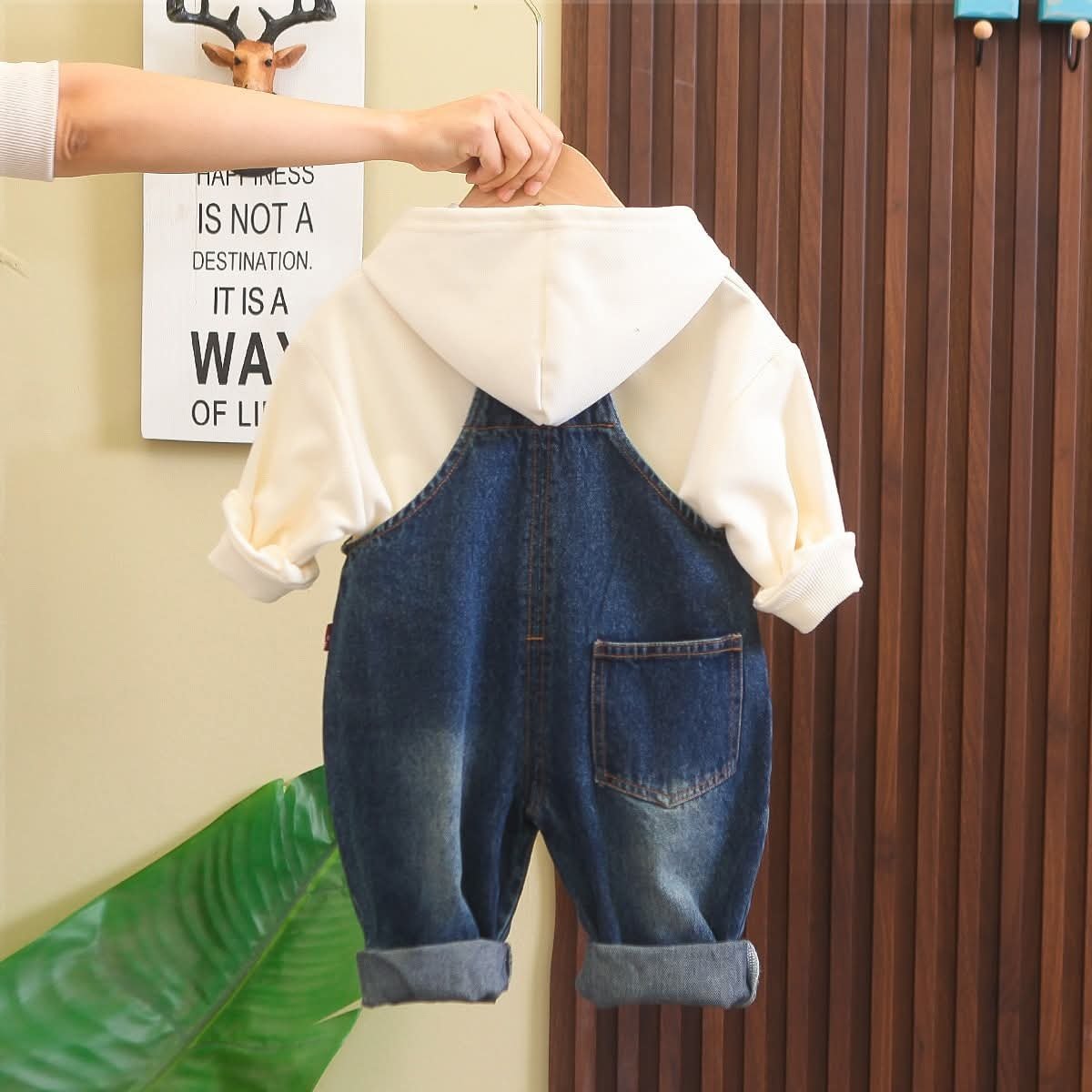 طقم ولادي أنيق مكون من بلوفر وشيال جينز - الصورة 4