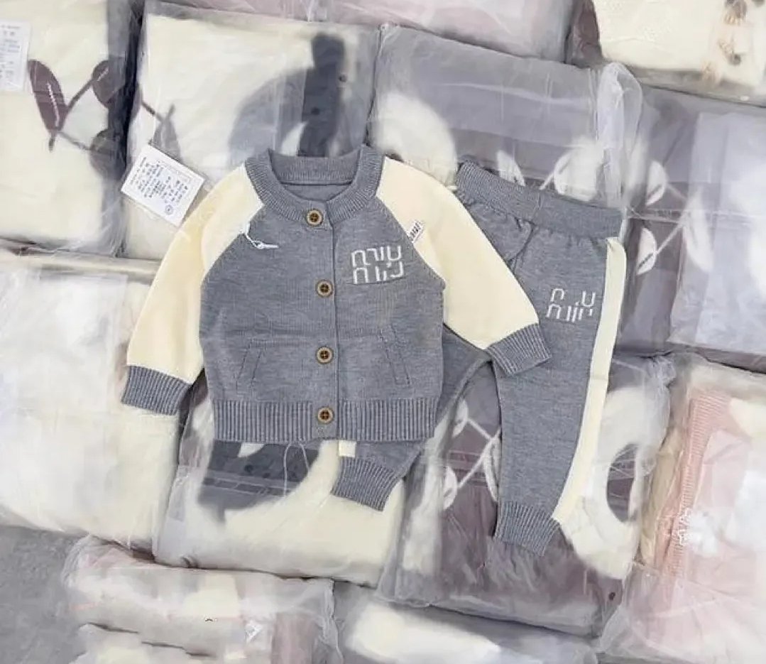 طقم محبوك من الصوف مكون من قطعتين للأولاد والبنات - الصورة 2