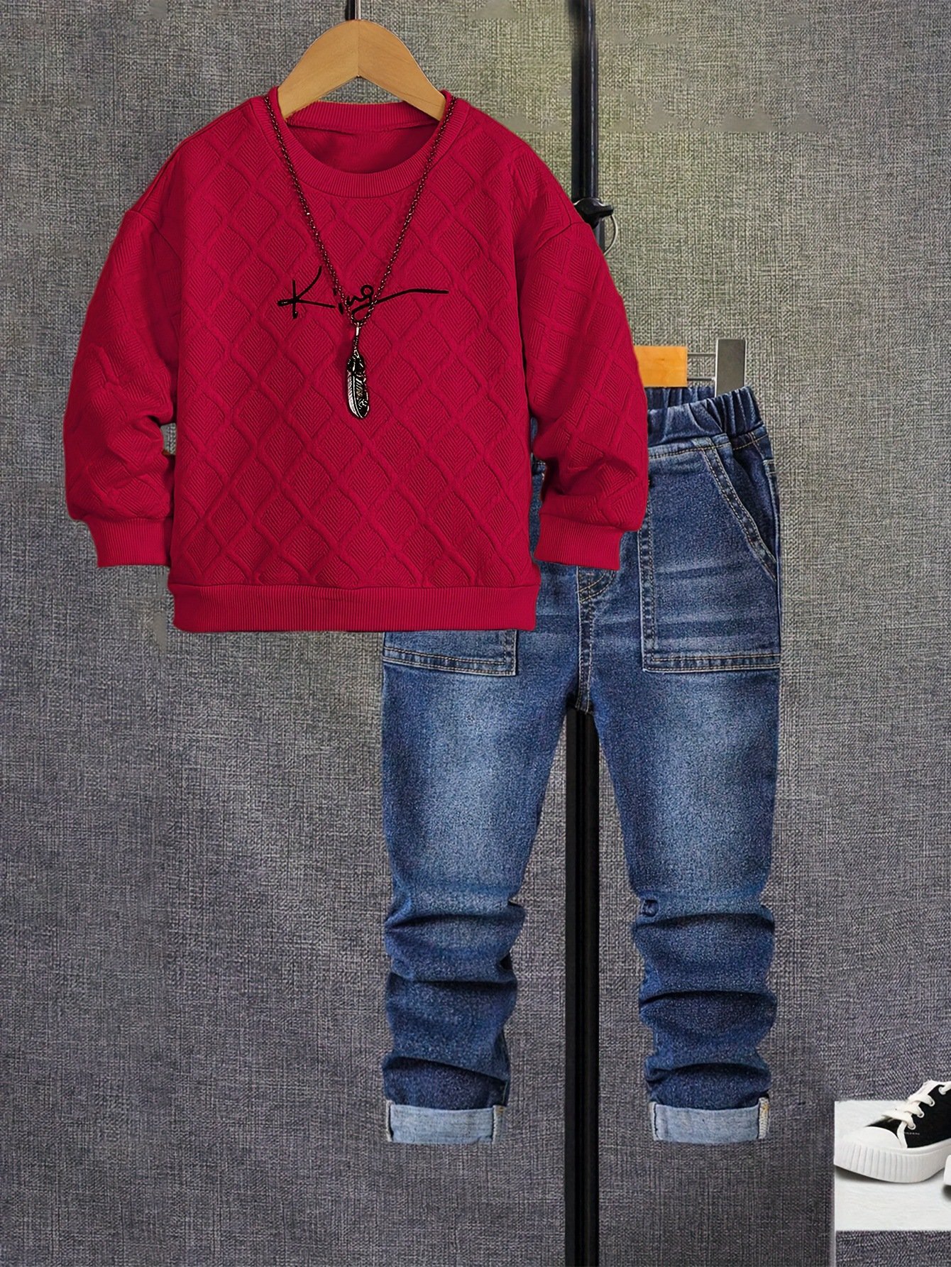 طقم ولادي يتكون من قطعتين فنيلا بأكمام طويلة وبنطلون جينز