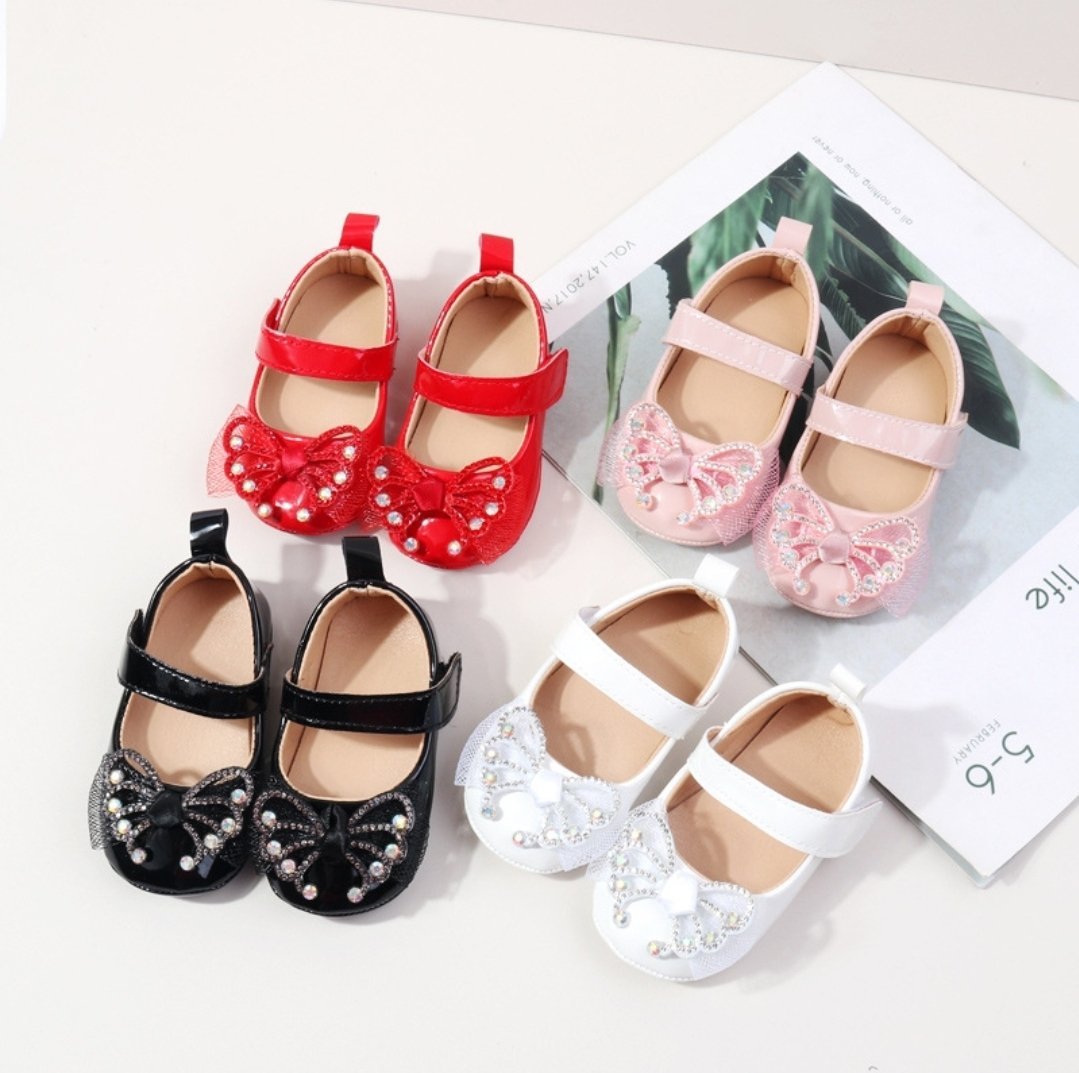 حذاء بناتي بشكل لطيف