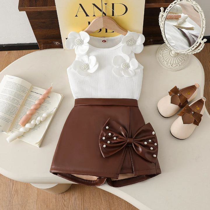 طقم بناتي مكون من بلوزه بدون كمام و شورت بشكل تنوره